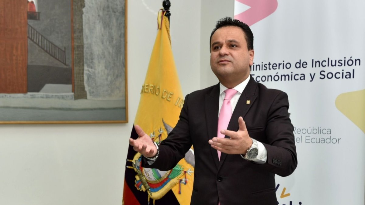 Al inicio del actual Gobierno Bernal fue nombrado como gobernador del Azuay y antes fue asambleísta por el movimiento CREO.