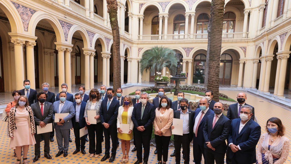 El presidente de Argentina, Alberto Fernández (centro), junto a los gobernadores que firmaron el pacto.