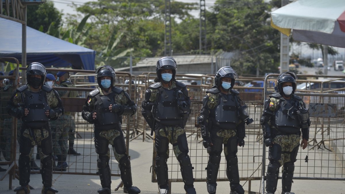 Fuerzas Armadas ecuatorianas, en conjunto con miembros de la Policía, en un operativo en la penitenciaria del litoral, en Guayaquil (Ecuador).