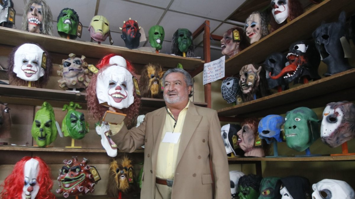 Variedad. Vicente Paredes muestra al payaso It, una de sus ofertas.