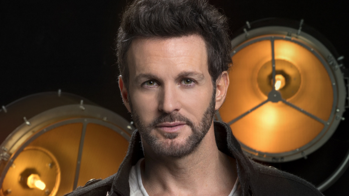 Axel tiene 44 años.