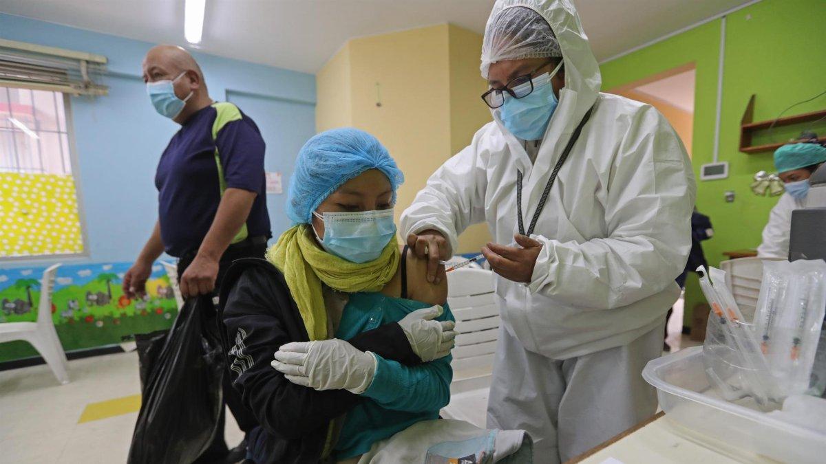 Una mujer recibe una vacuna contra la covid-19 en El Alto (Bolivia)