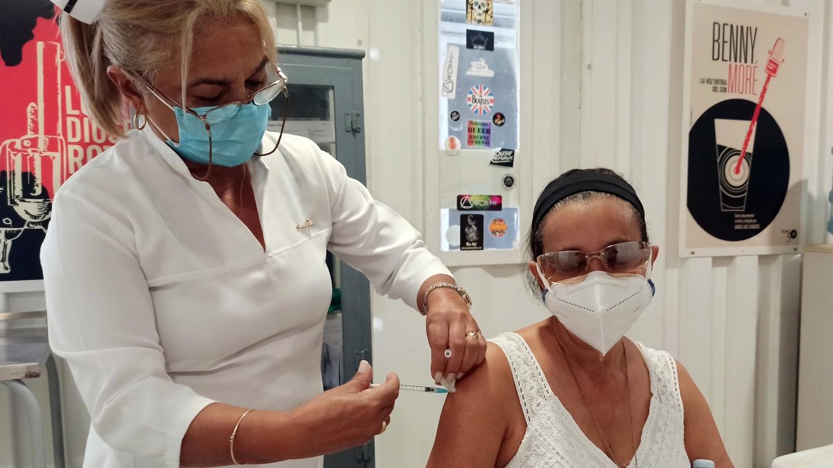 Una mujer reciba la vacuna cubana Abdala en La Habana (Cuba), en una fotografía de archivo.