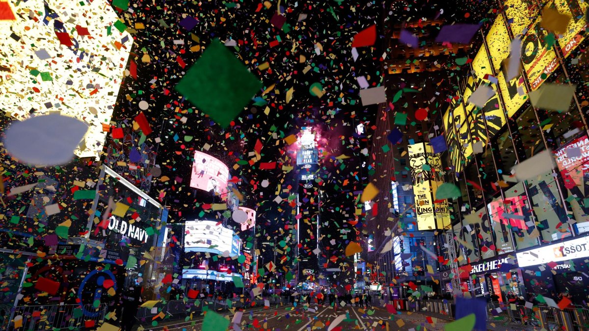 Fotografía de archivo de una vista general de un Times Square vacío después del baile de fin de año en Nueva York, Nueva York, EE. UU., el 1 de enero de 2021.