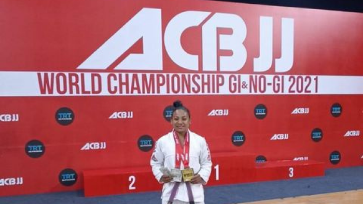 La ecuatoriana se subió al podio en su categoría de peso y en el absoluto.
