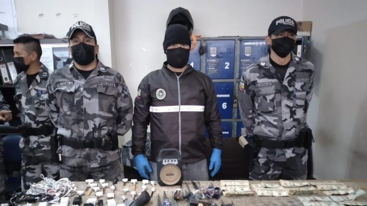 Armas, licor artesanal y dinero se incautó en las cárceles de  Pichincha