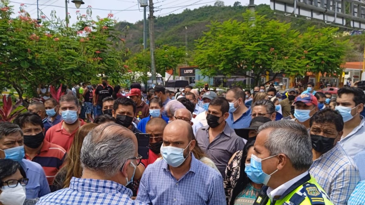 Representantes de más de 50 líneas de buses urbanos de Guayaquil se concentran en los exteriores de la ATM