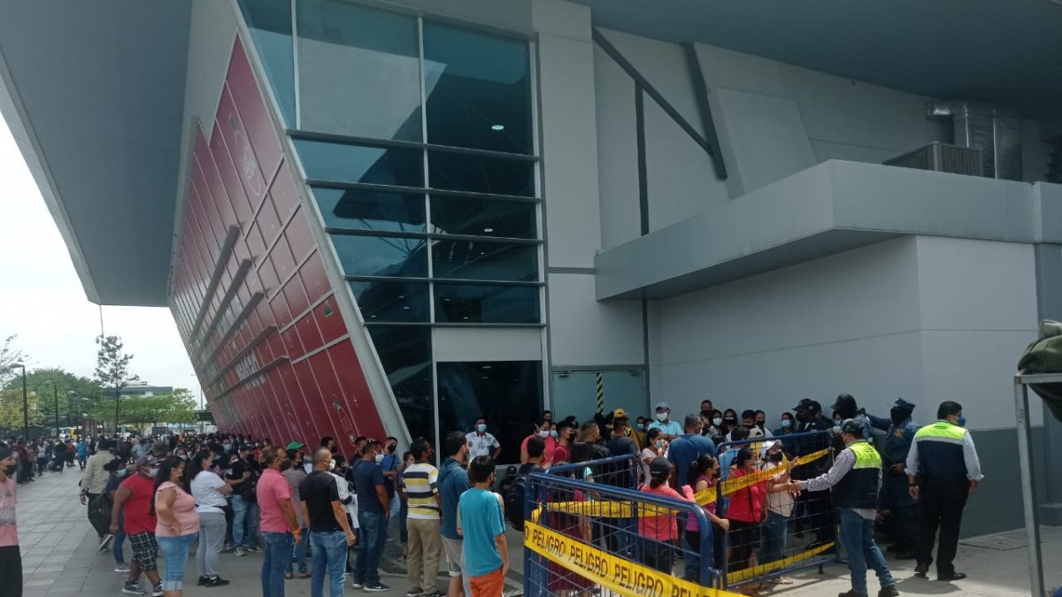 Ante el aumento de contagios por covid-19, en Guayaquil las personas se aglomeraron para acceder a una prueba PCR gratuita