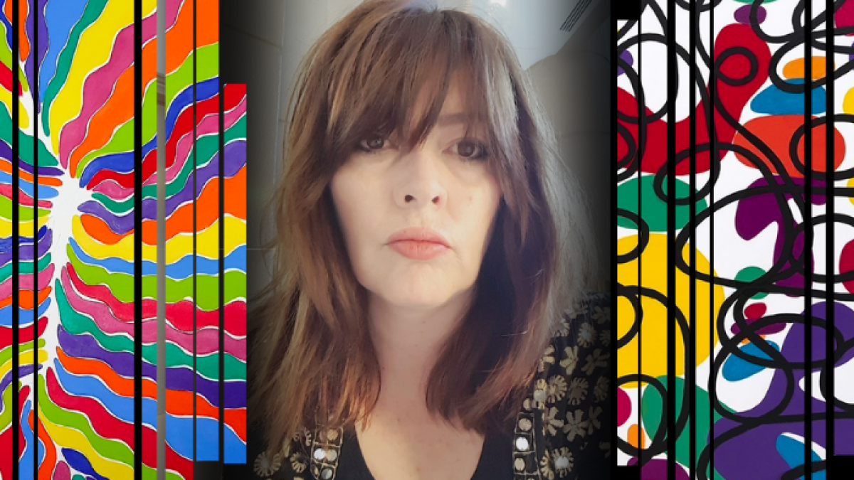 María Ayala junto a dos de sus obras.