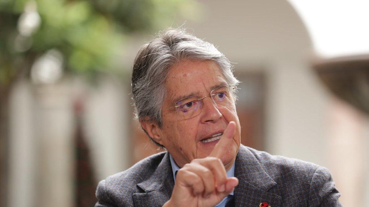 El presidente de la República, Guillermo Lasso, durante una entrevista radial.
