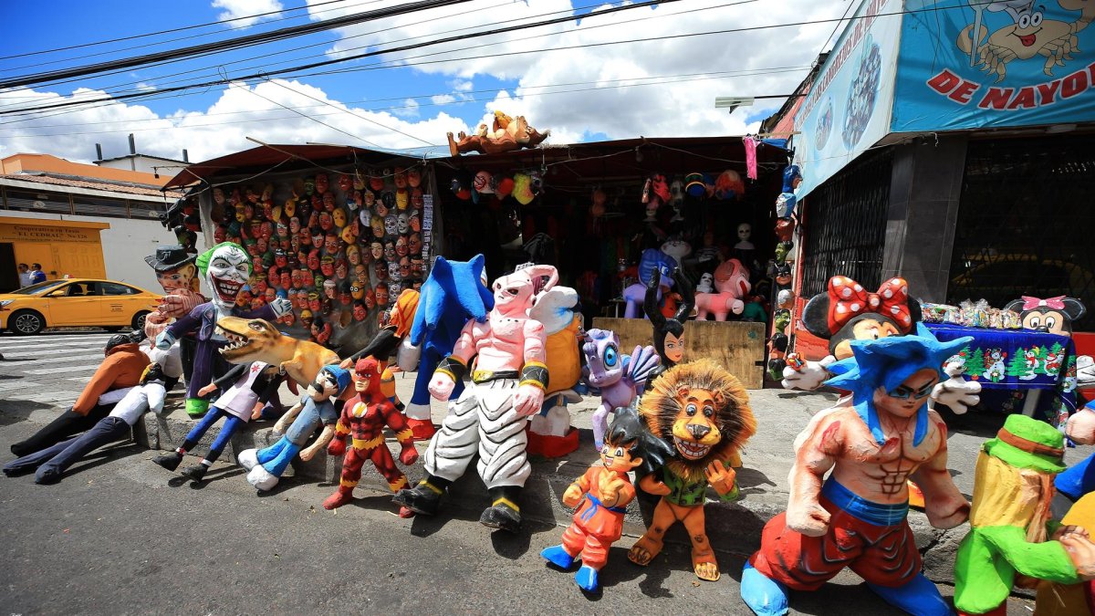 Monigotes de personajes de películas y programas de televisión en Quito (Ecuador), en una fotografía de archivo.