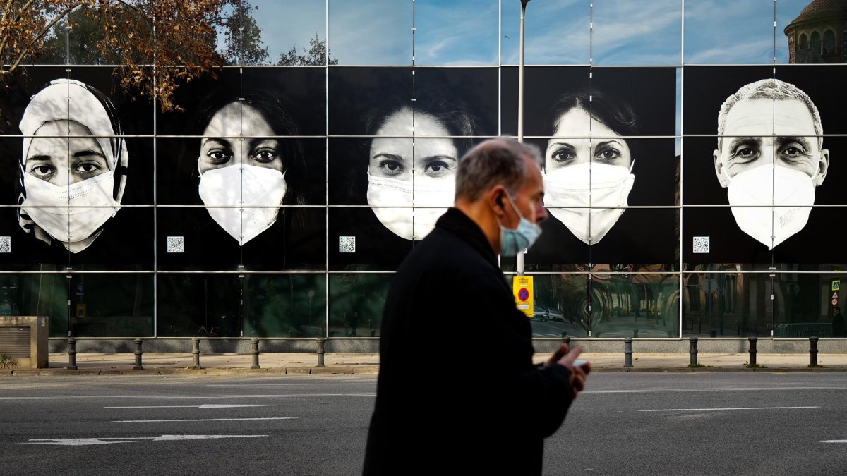 Un hombre camina frente a un centro de vacunación en Barcelona, en una imagen de archivo.