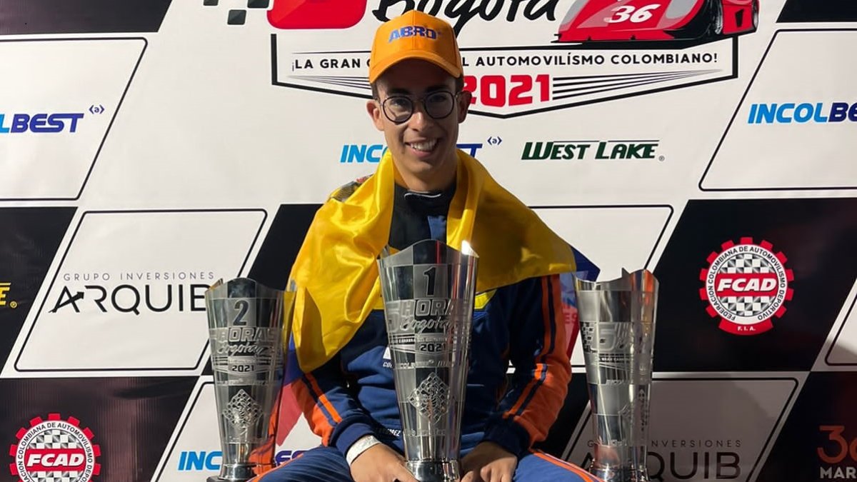 Mateo Villagómez celebra el título alcanzado en las 6 horas de Bogotá.