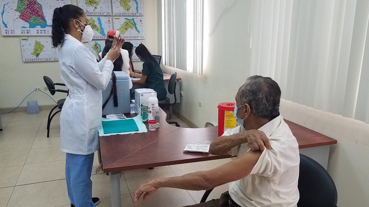 Una persona de la tercera edad acude a colocarse la tercera dosis de la vacuna contra la COVID-19 en el centro de salud de El Cisne 2, en Guayaquil,