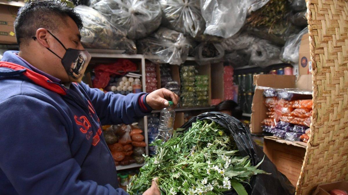 En los mercados de Quito se comercializan atados de hierbas desde los dos dólares.
