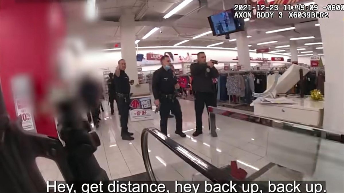 Captura de pantalla tomada del video cedido hoy por el Departamento de Policía de Los Ángeles (LAPD) que muestra el momento del operativo contra el atacante Daniel Elena López (fuera de foco) en que resulto muerta la ciudadana chilena Valentina Orellana (fuera de foco) por disparos de un agente, en una tienda de ropa de Los Ángeles (EE.UU).