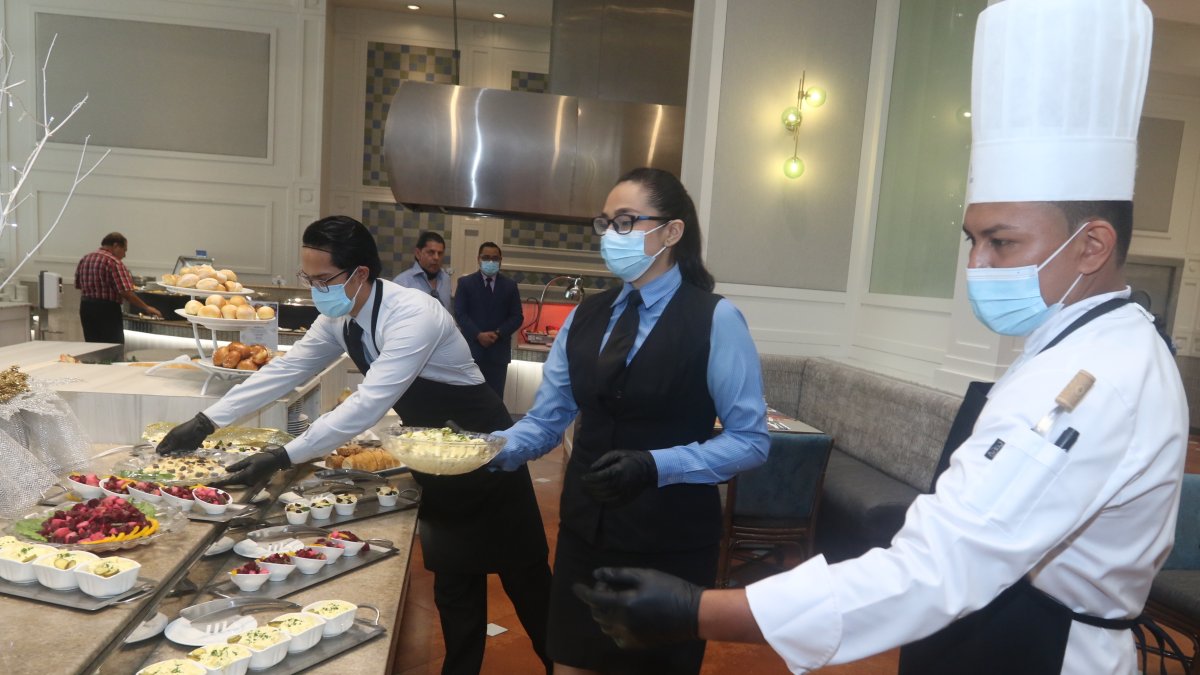 Restaurante. Parte del personal del hotel Hilton Colón que les toca trabajar este fin de año a medianoche, en la cena que ofrece este local.