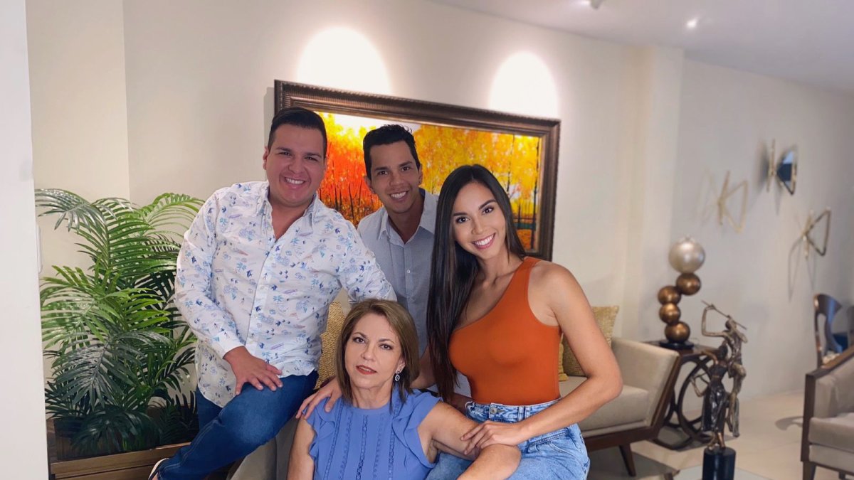 Con sus hermanos Andrés y María Belén y su madre, Dora.