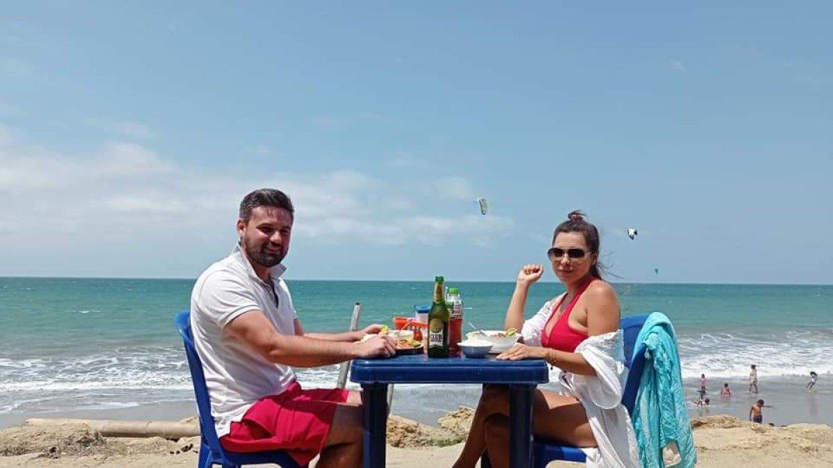 Una pareja degusta un platillo típico de Manta frente al mar. El sector turístico espera dinamismo.
