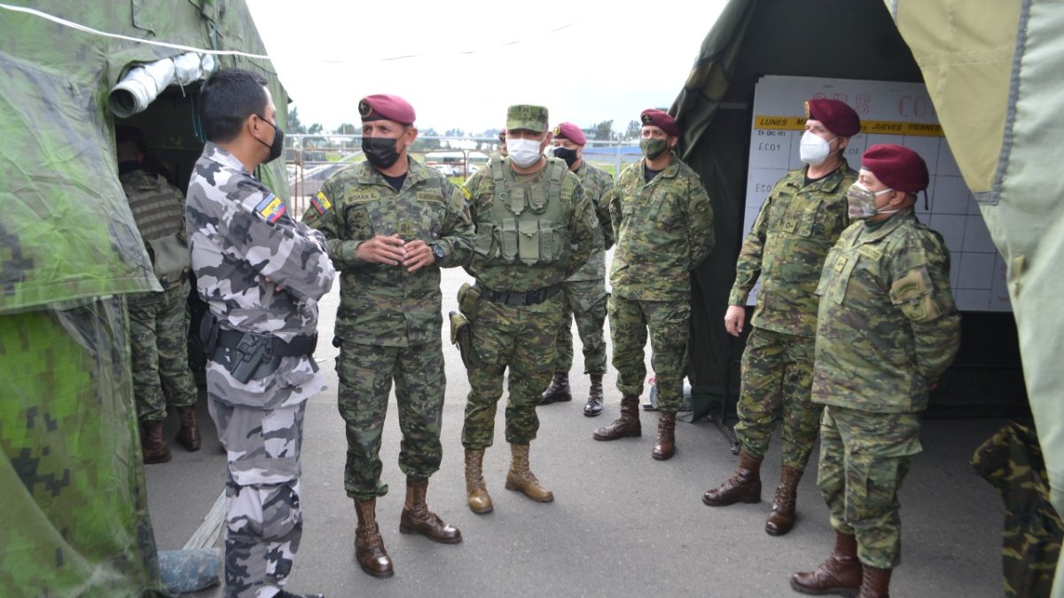 Relevo. El miércoles se realizó el relevo de personal militar entre las brigadas Patria de Latacunga y Galápagos de Riobamba.