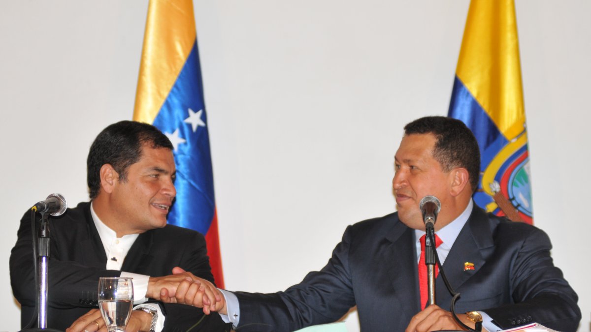 2009. Rafael Correa y el expresidente de Venezuela Hugo Chávez pactaron la creación del Sucre como alternativa a 