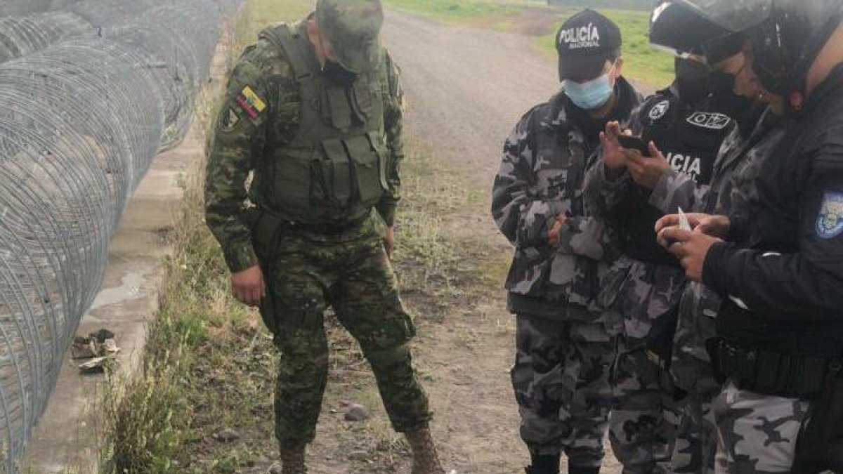 Evidencias. Artículos prohibidos se hallaron embalados en un bulto negro en los exteriores de la cárcel.