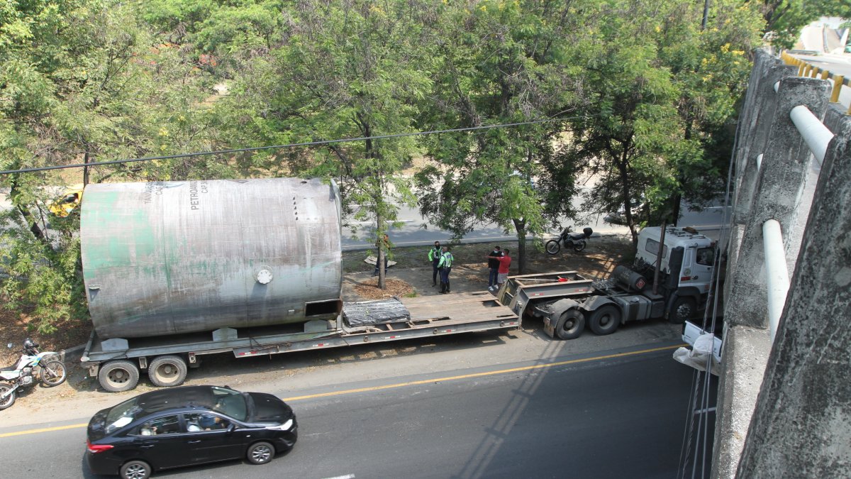Trailer no pudo pasar por un puente