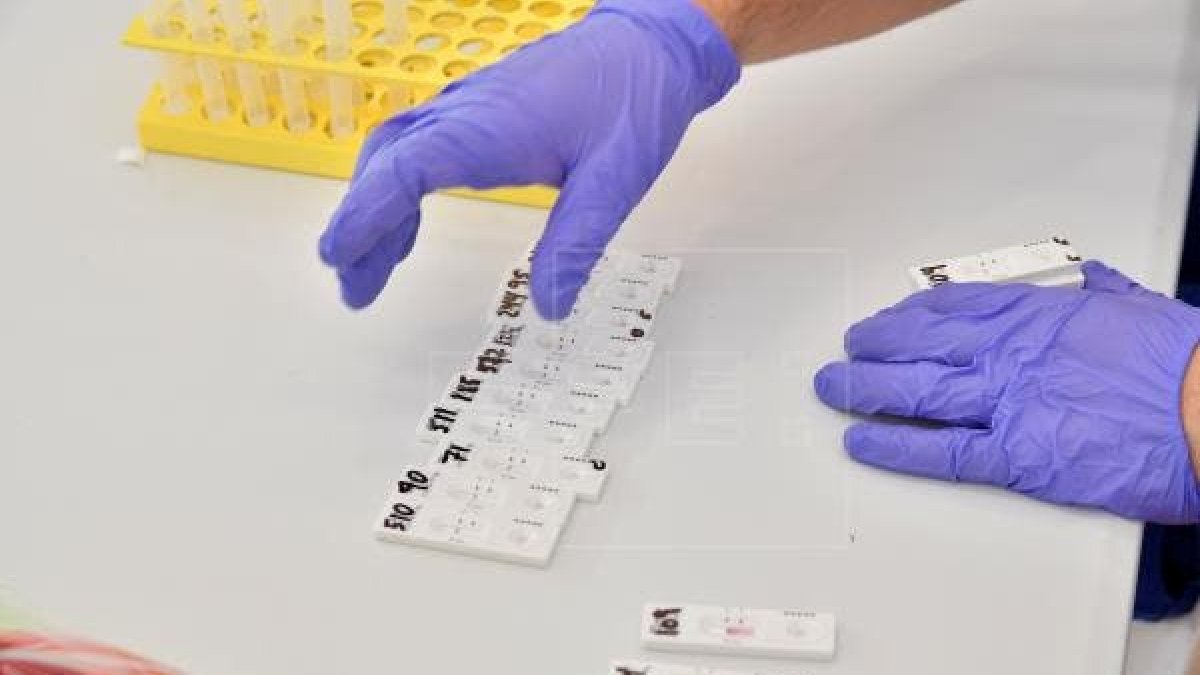 Un trabajador sanitario durante el desarrollo de unas pruebas de test de antígenos de COVID-19, en España.