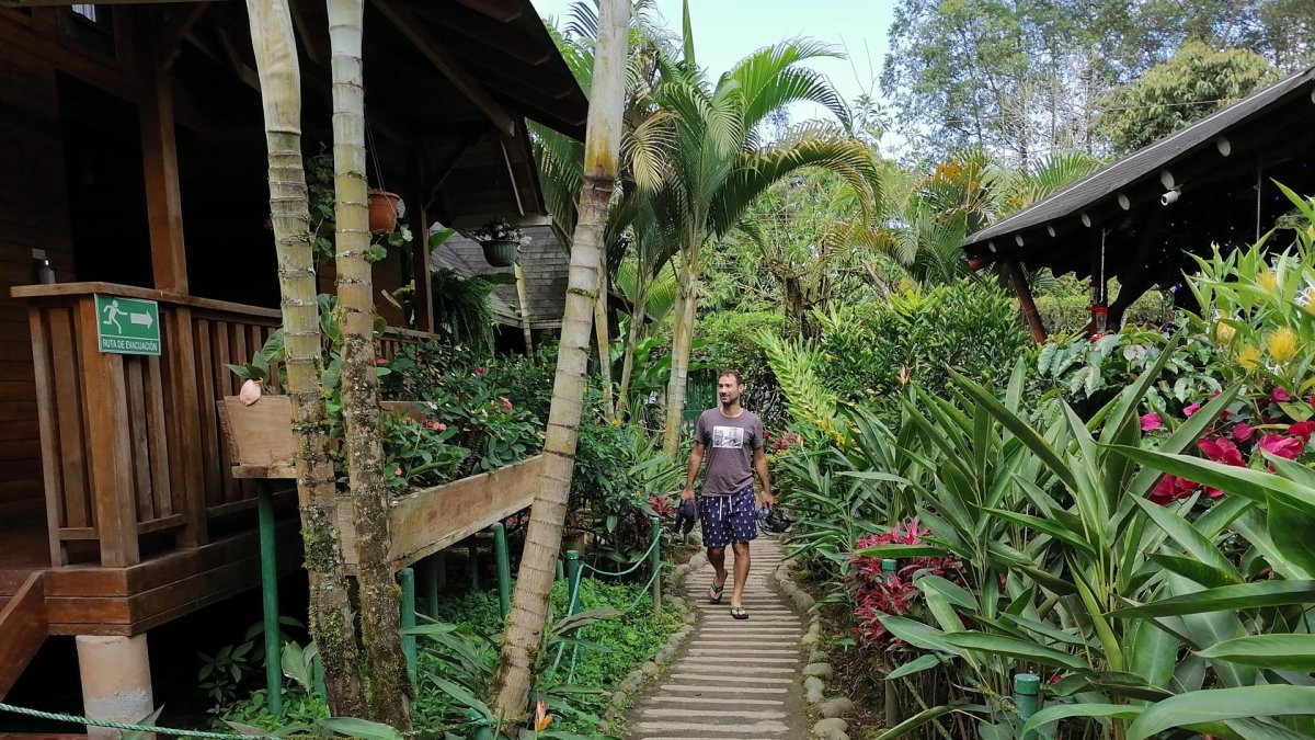 Un turista extranjero camina hoy por un resort cercano a la ciudad de Quito (Ecuador).