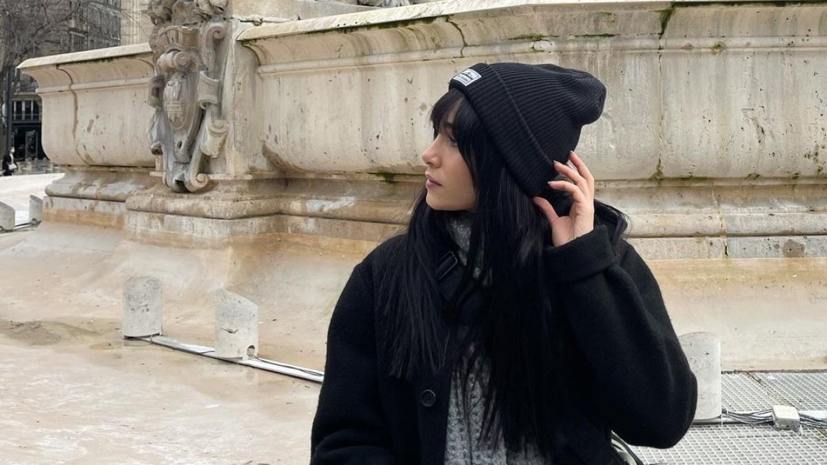 Luego de una gira intensa por todo España, la cantante Aitana está disfrutando de los últimos días del 2021 con sus amigos por las calles de París.