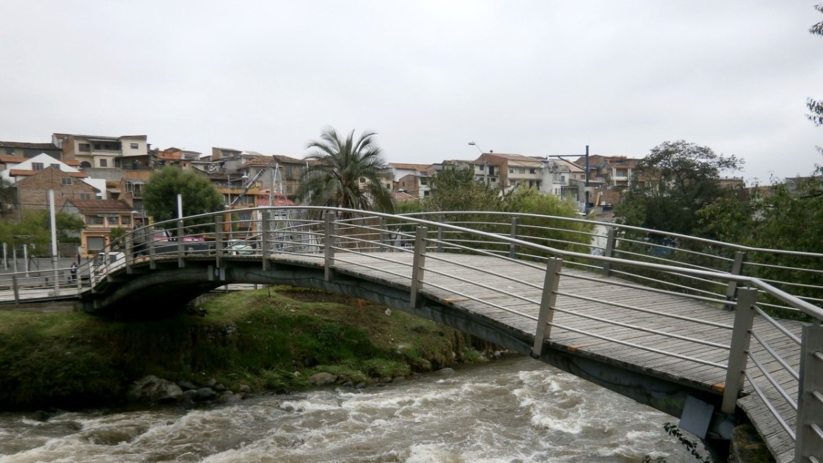 Según el relato de la leyenda, la mujer debía cruzar por un puente angosto  de madera del río Tomebamba, para su encuentro ‘amoroso’ con el religioso. / Jaime Marín