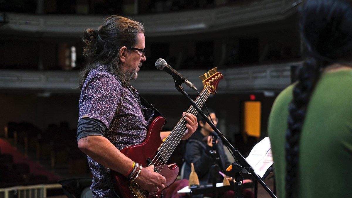 El Teatro Nacional Sucre continuará con una programación donde predominan artistas nacionales. En 2021, el músico Alex Alvear fue parte de su cartelera. Foto: Teatro Sucre