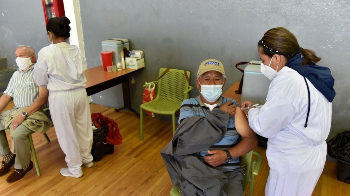 Estrategia. Ecuador empezó a colocar la tercera dosis de la vacuna y en enero se intensificará el proceso.