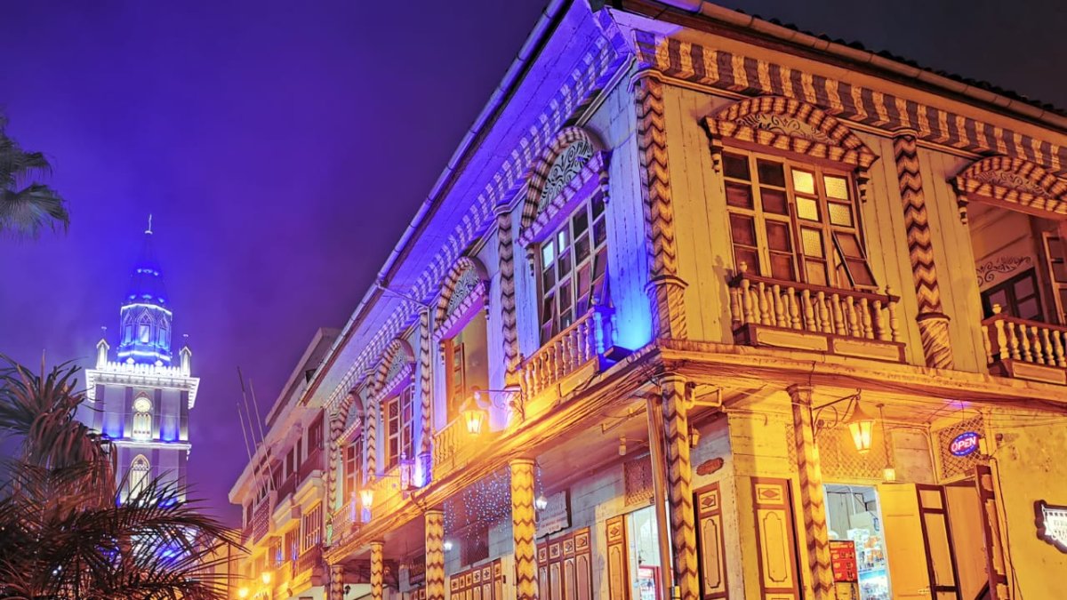 Una vista nocturna del barrio que colinda con la iglesia de Zaruma, cercano a los recientes socavones.