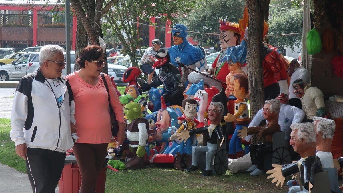 Una pareja observa varios muñecos de