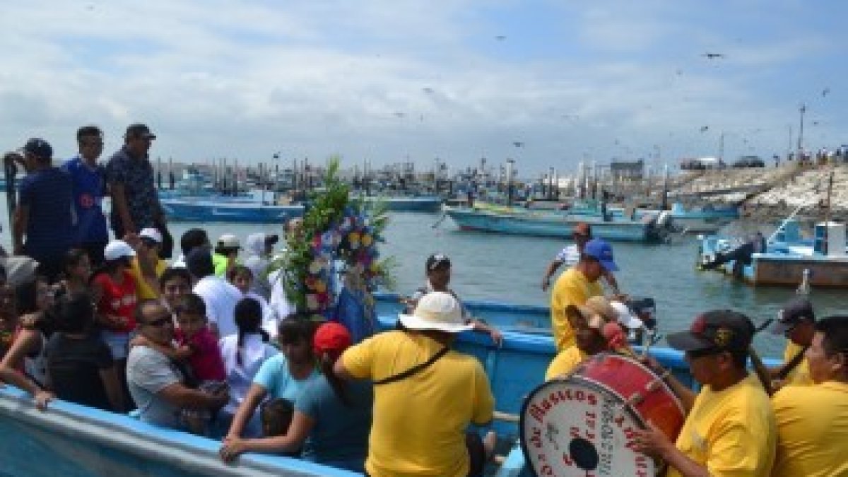 Los pescadores de la península de Santa Elena pasean a sus santos por el mar para agradecer por la producción./ Joffre Lino