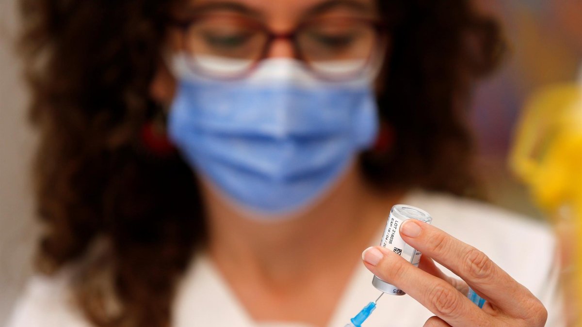 El Hospital de San Juan de Alicante prosigue con la campaña de vacunación contra el Covid-19 durante este 31 de diciembre.