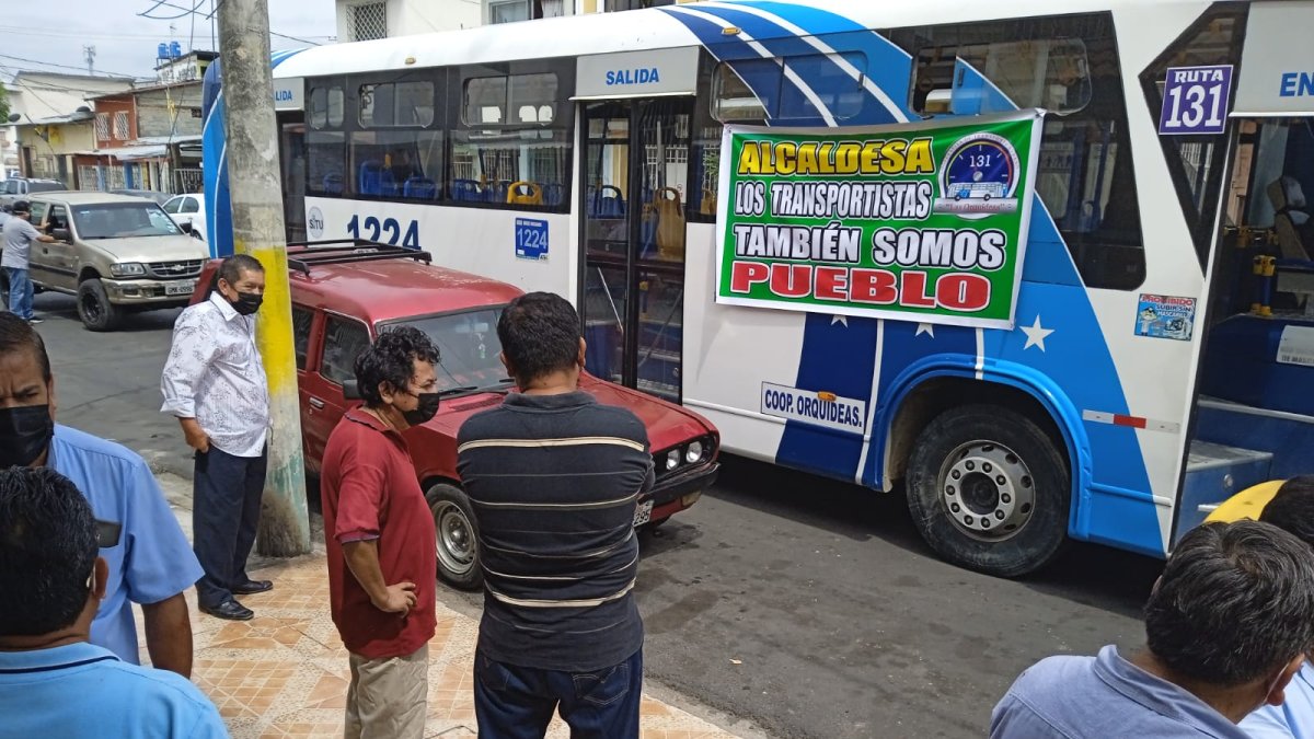 Guayaquil. El 50 % de las líneas están hoy rodando. Hasta hace poco permanecían estacionadas en señal de protesta.