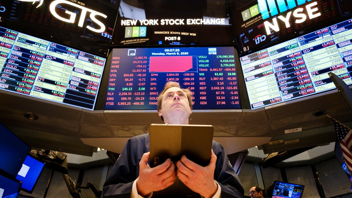 Nueva York. Agentes de bolsa realizan su trabajo en el parqué deWall Street.