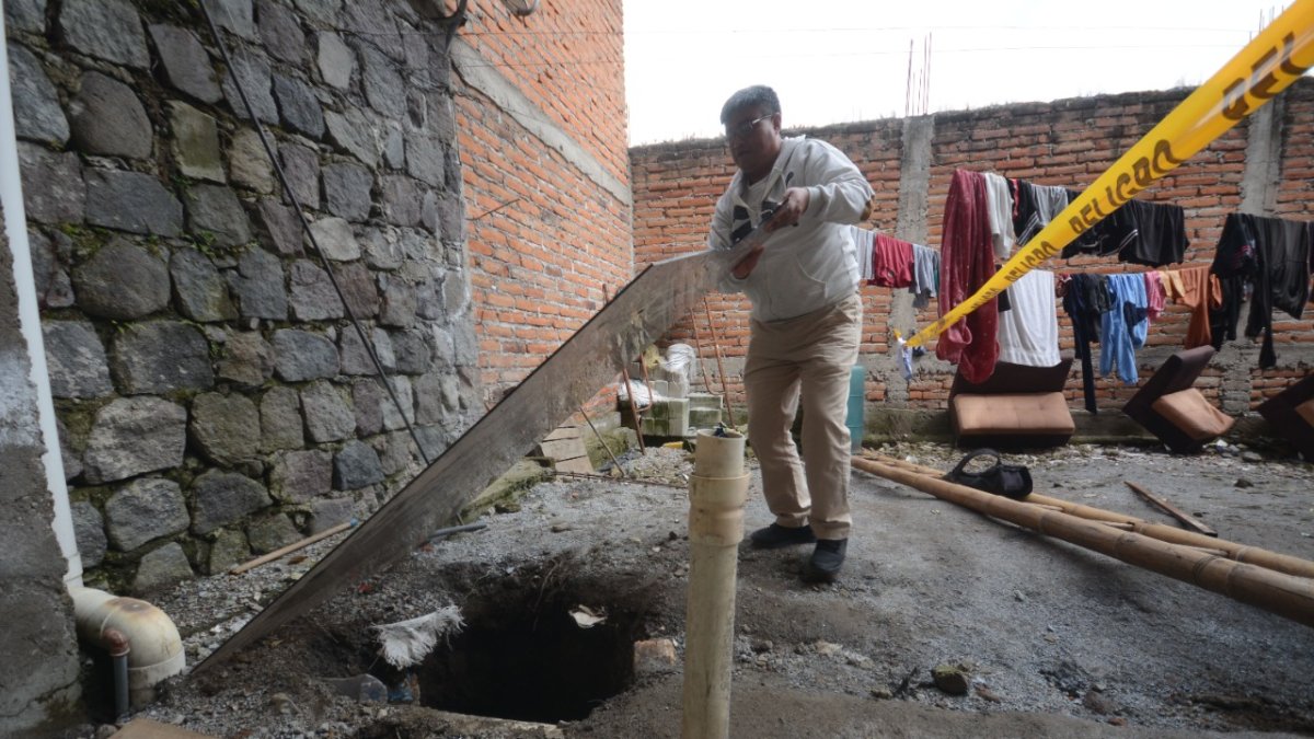 Daños. Los vecinos conviven con los socavones que se han formado en los patios de sus viviendas.