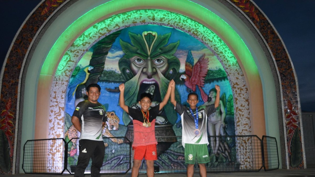 Mauricio Álvarez (i), entrenador de la escuela de judo, y George Gracia (c), campeón nacional y panamericano, son parte del movimiento que va tomando forma.