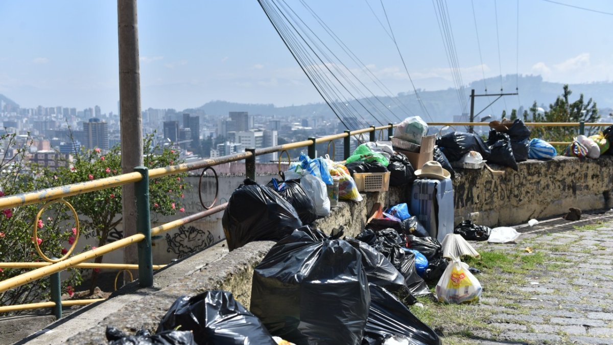 Desperdicios. Cientos de bolsas de desperdicios inundaron las aceras de varios sectores de Quito.