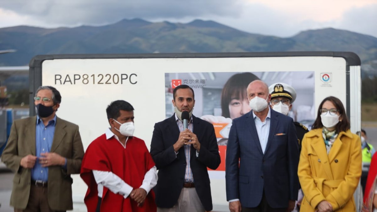 Actividades. El 27 de diciembre Juan Carlos Holguín durante la recepción de vacunas en el aeropuerto de Quito.