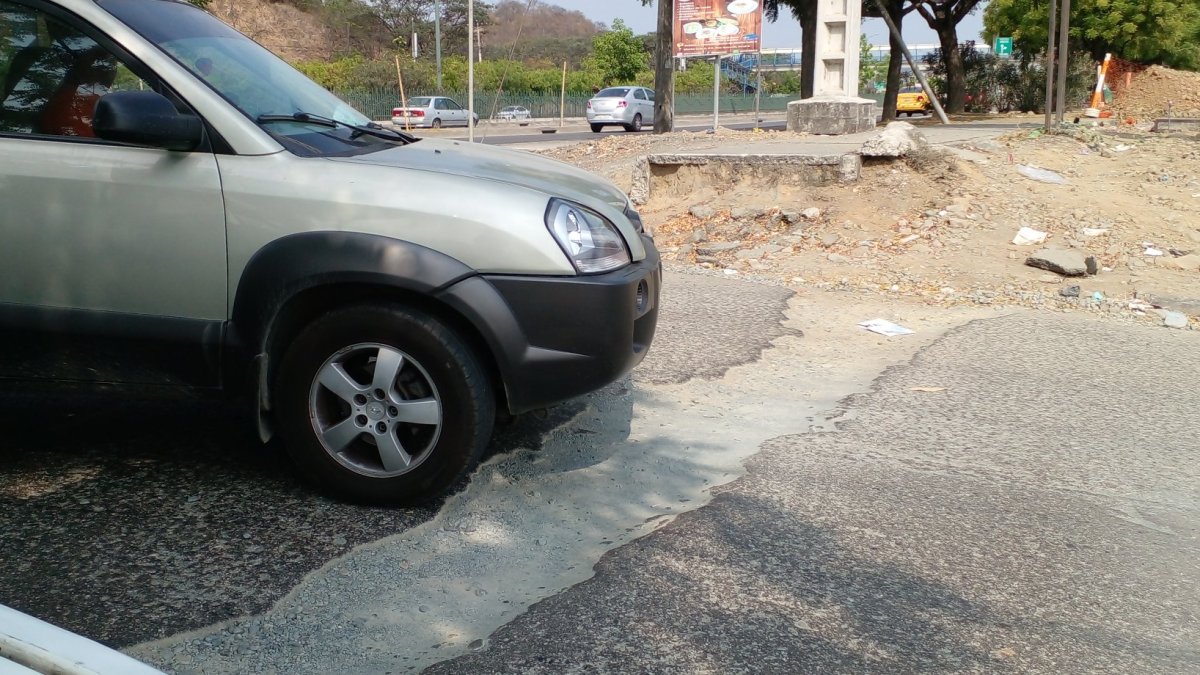 Daño. Así permanece la vía de ingreso al complejo habitacional.