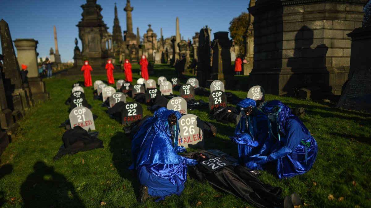COP26. Activistas se manifiestan en la Necrópolis de Glasgows.