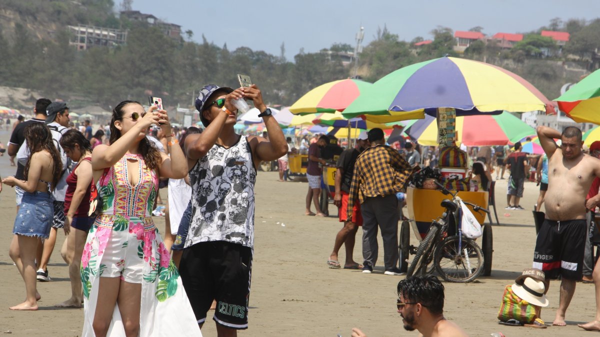 Cientos de turistas arribaron a las playas del país en grupos familiares. Muchos hoteles tuvieron un aforo a tope; otros, del 90 %.