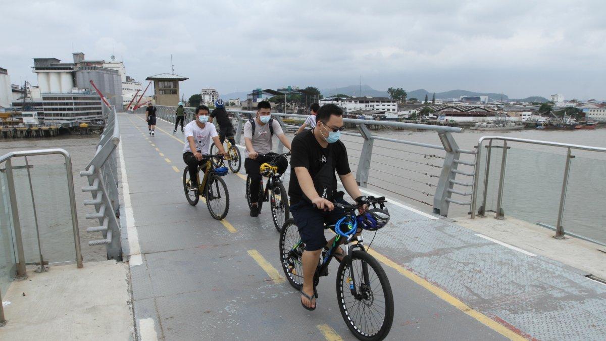 Los turistas. Casi todos alquilaron bicicletas para pasar sobre la estructura que en octubre sufrió daños.