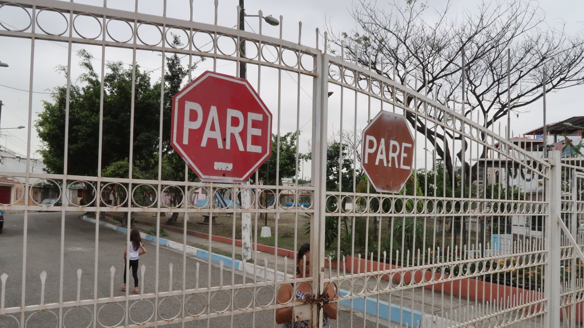 Desde que pusieron las rejas en prácticamente todo el barrio, los vecinos sienten algo de calma.