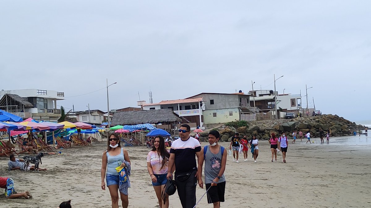 Feriado. Las familias visitaron las playas de Manabí y ayudaron a levantar la hostelería.