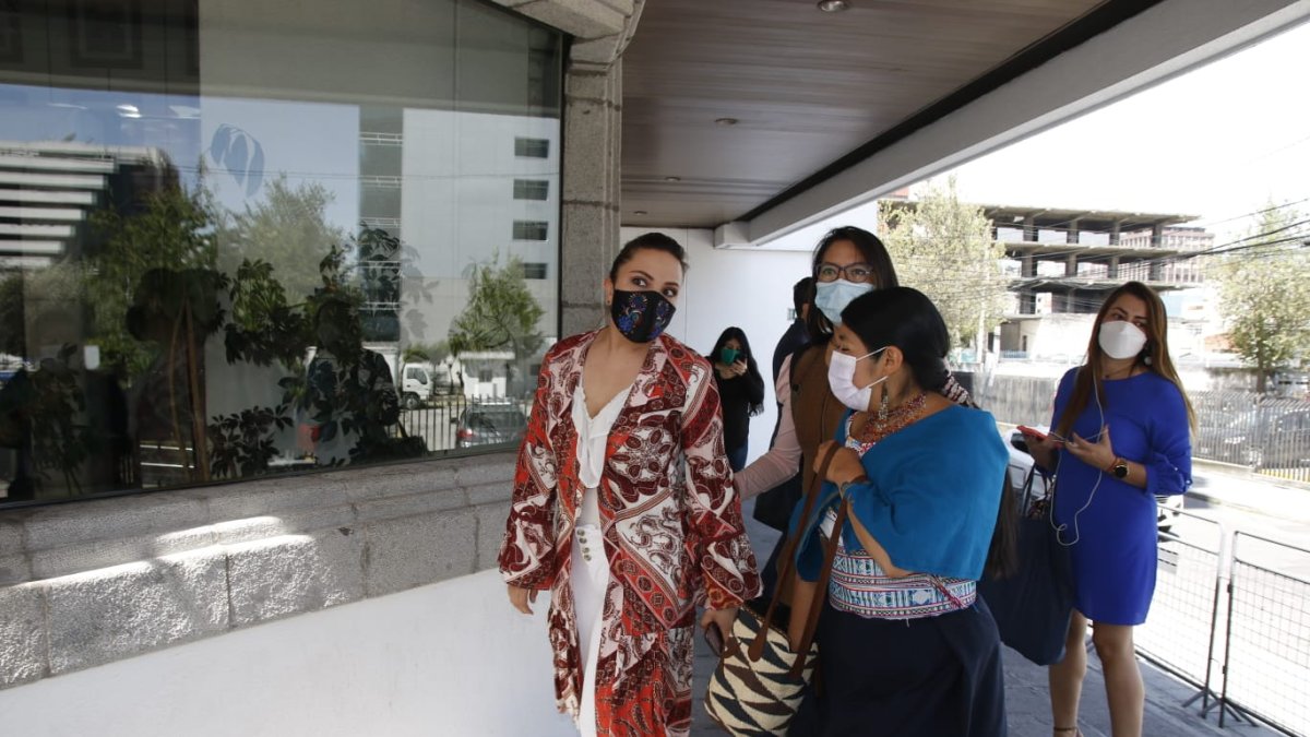 Equipo. Parte de la defensa del exfuncionario sentenciado a tres años por un delito sexual, a su llegada a la Corte.